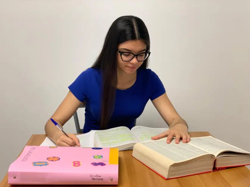 Giulia Taccone, 18enne trevigiana, durante la preparazione all’esame di maturità
