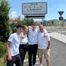 Edis Rustemi davanti alla scuola assieme alla sua famiglia