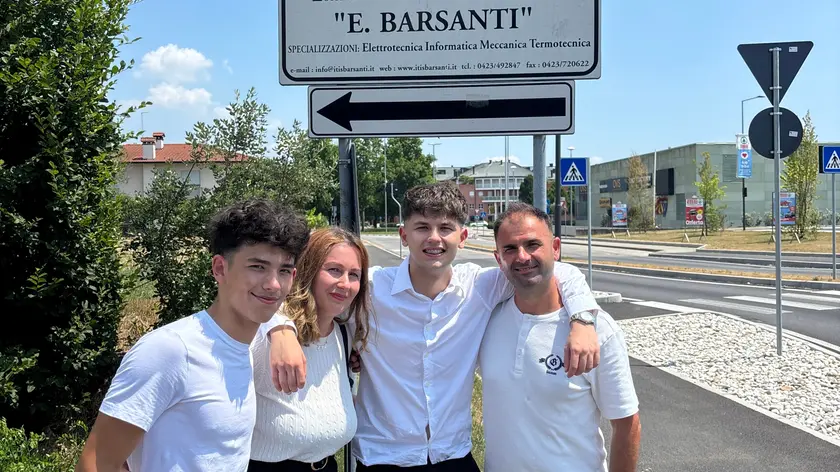 Edis Rustemi davanti alla scuola assieme alla sua famiglia