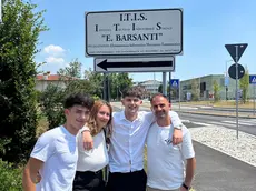 Edis Rustemi davanti alla scuola assieme alla sua famiglia