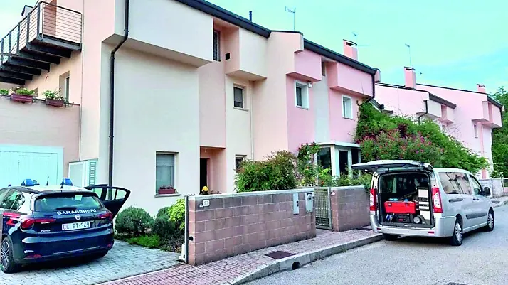 L’abitazione di via dei Pascoli dove un uomo di 43 anni ha aggredito e ferito i genitori /foto petrussi