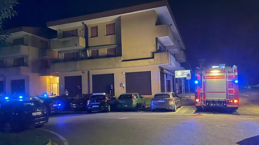 L'arrivo dei soccorsi a casa di Zdravko Subotic, patrigno di Kevin Anghele. L'uomo è stato trovato senza vita