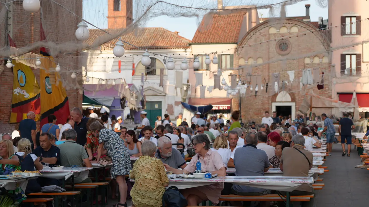 I tavoli allestiti in centro storico a Chioggia per la Sagra del Pesce