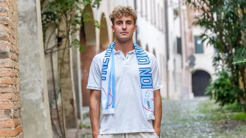 Federico Gianola con la sciarpa del Treviso Calcio