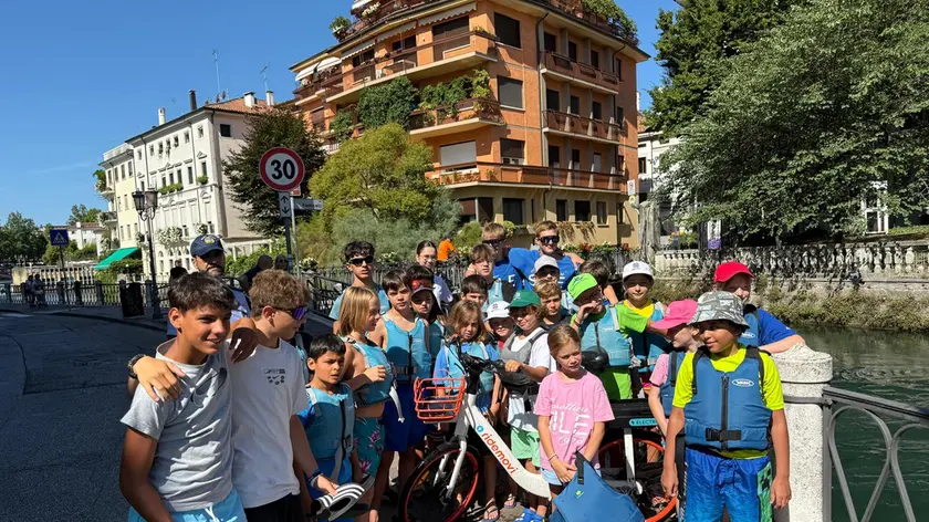 I ragazzi del camp della Canottieri hanno ripescato una bici dal Sile