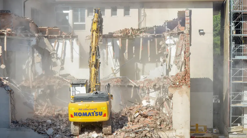 Le ruspe al lavoro nella demolizione del liceo Veronese di Montebelluna (foto Cavicchi/Macca)
