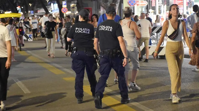Polizia locale durante un controllo lungo le vie del centro di Jesolo