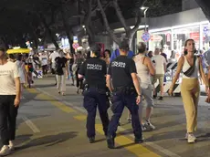 Polizia locale durante un controllo lungo le vie del centro di Jesolo