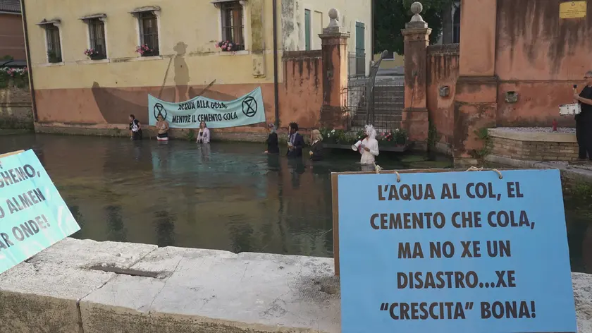 Un momento della protesta degli attivisti di Extinction Rebellion