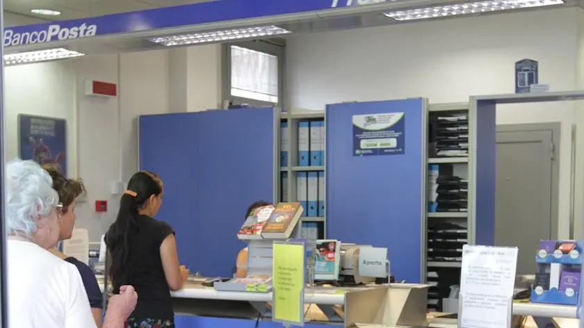 L'interno dell'ufficio postale di Piazza Martiri Belfiore dove l'utente è stato colto da malore
