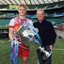Louis Lynagh con papà Michael e la coppa della Premiership vinta nel 2021
