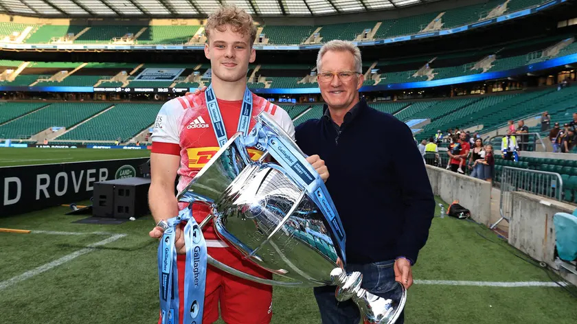 Louis Lynagh con papà Michael e la coppa della Premiership vinta nel 2021
