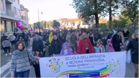 Rappresentanti della scuola materna di Vazzola durante un evento della Pro Loco