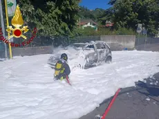 I vigili del fuoco durante le operazioni di spegnimento del rogo