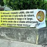 Lo striscione rivolto ai ladri