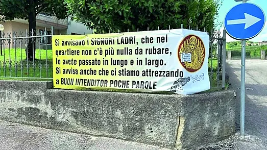 Lo striscione rivolto ai ladri