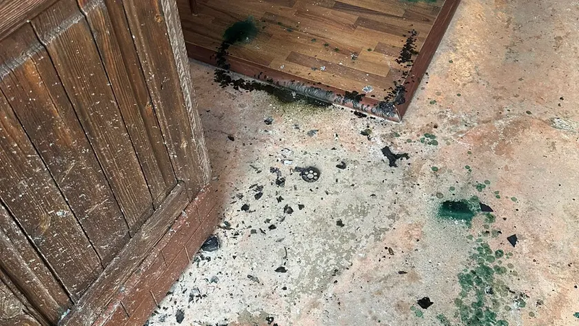 Alcuni dei danni all'ingresso della chiesa di San Giorgio a San Polo di Piave
