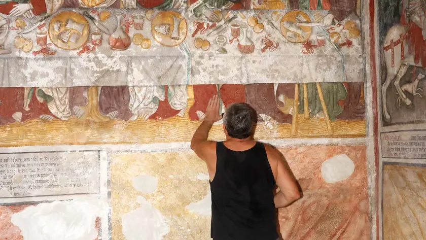 Gli affreschi salvati dentro la chiesa