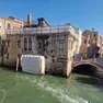 Palazzo San Pantalon a Venezia con parte della facciata protetta dopo il distacco dell'opera di Banksy (foto Matteo Tagliapietra/Interpress)