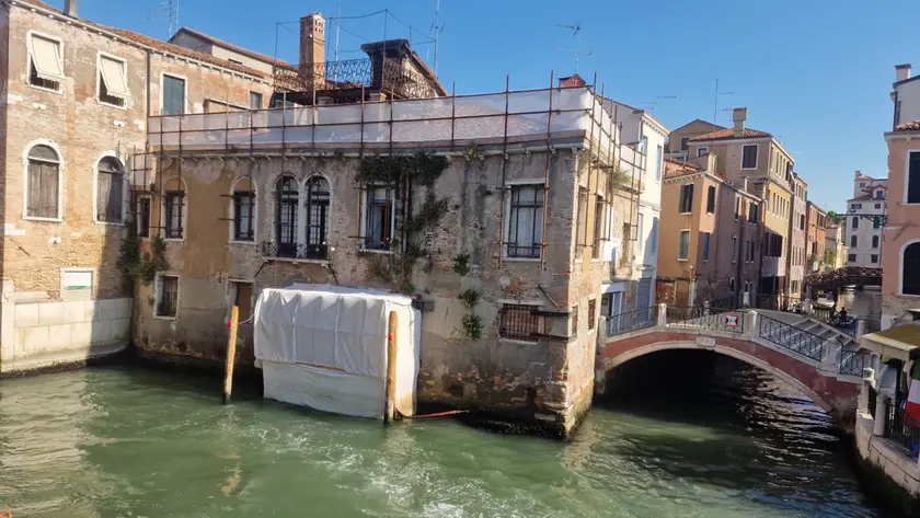 Palazzo San Pantalon a Venezia con parte della facciata protetta dopo il distacco dell'opera di Banksy (foto Matteo Tagliapietra/Interpress)
