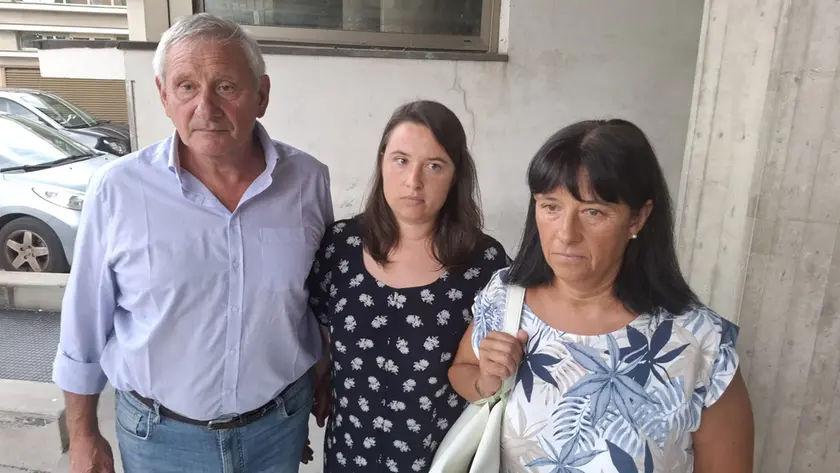 I genitori e la sorella di Mattia all'esterno del tribunale di Treviso
