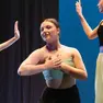 Alice Zago durante uno spettacolo di danza contemporanea