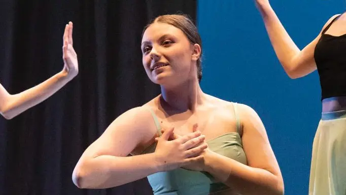 Alice Zago durante uno spettacolo di danza contemporanea