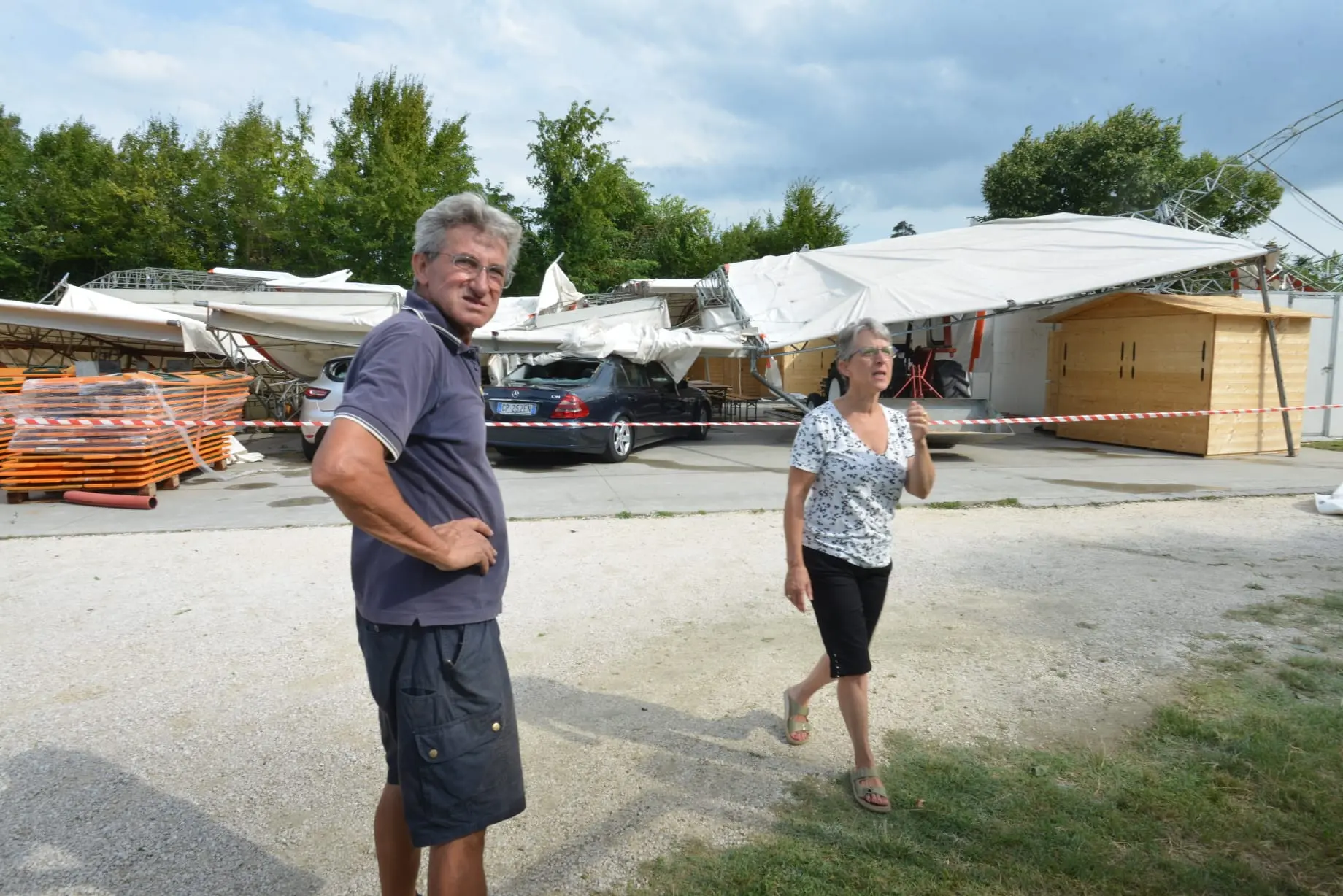 I volontari nell’area della sagra di San Lorenzo con le strutture devastate