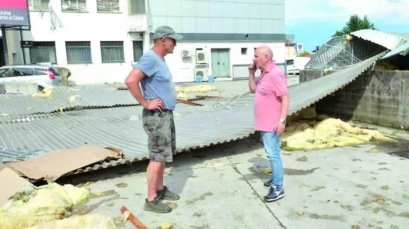 La ditta di ricambi per auto Cravedi a San Fior è stata scoperchiata dalla tromba d’aria (foto Cavicchi/Macca)