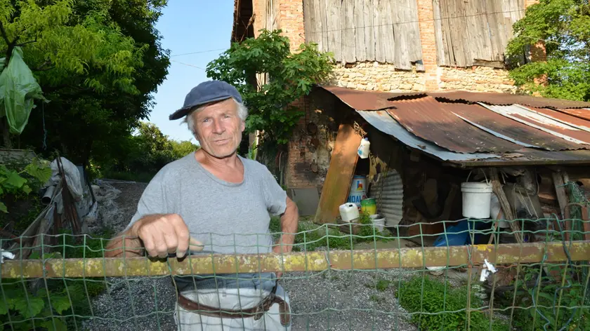 Mario Piccoli, contadino di 75 anni in pensione, picchiato e rapinato