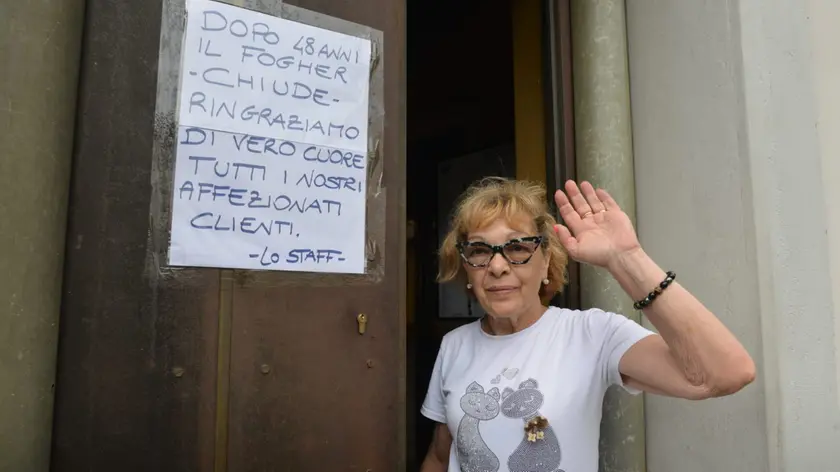 Fiorella De Pizzol Somma saluta i clienti del Fogher dopo 48 anni di attività
