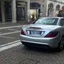 L'auto parcheggiata sull'area pedonale a Mogliano