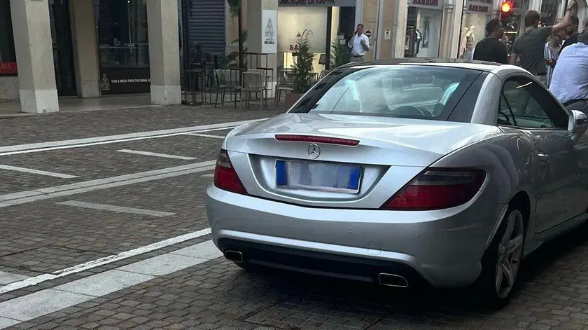 L'auto parcheggiata sull'area pedonale a Mogliano