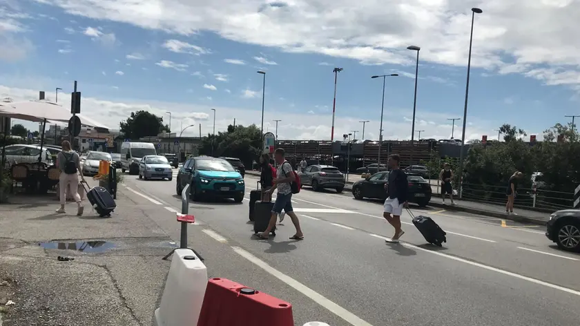 All'aeroporto di Treviso i pedoni ignorano la nuova passerella