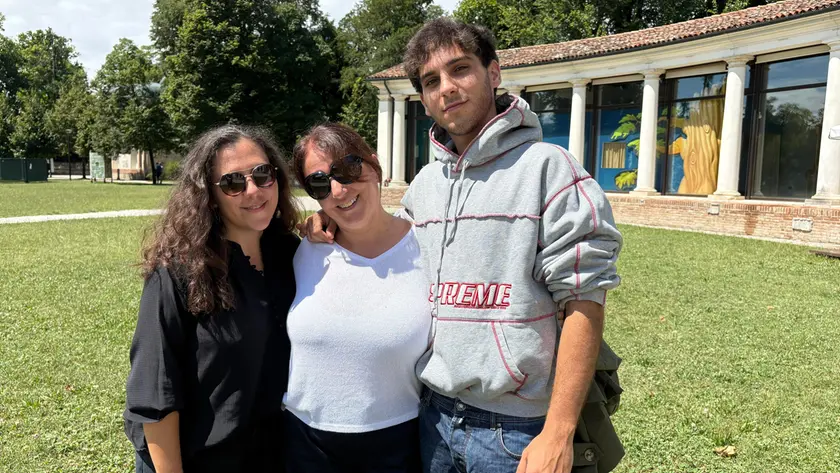 I figli Eleonora (23 anni) e Antonio (19), con la mamma Valentina Guizzo. La terza figlia, Ludovica (17), non c’era