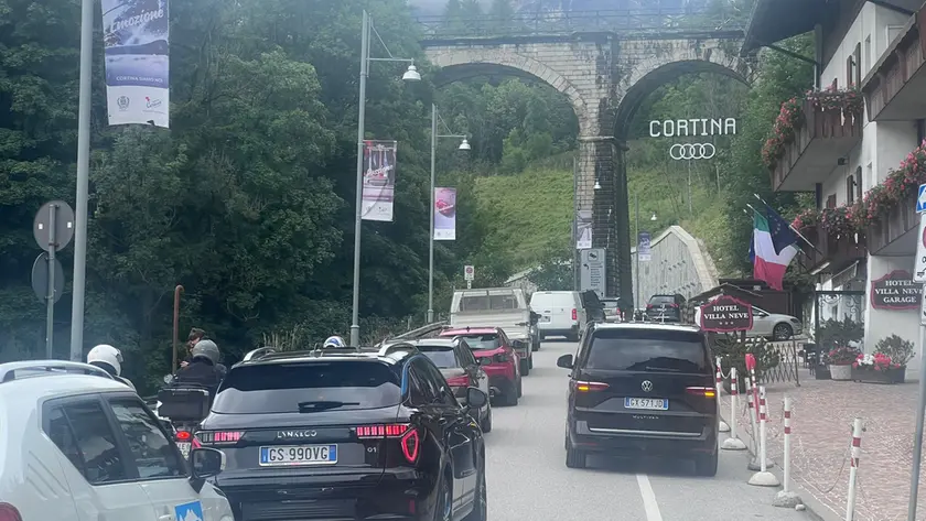 L'arrivo con code in via Barone Franchetti a Cortina d’Ampezzo