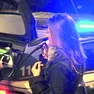 Una automobilista impegnata con l’alcoltest
