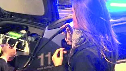 Una automobilista impegnata con l’alcoltest