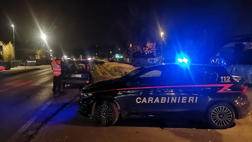 I carabinieri hanno inseguito i ladri, riuscendo ad arrestarne uno