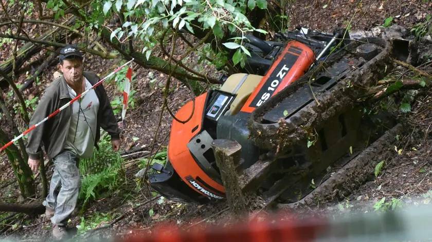Il luogo in cui è avvenuta la tragedia: un agricoltore è morto schiacciato dall'escavatore su cui stava lavorando
