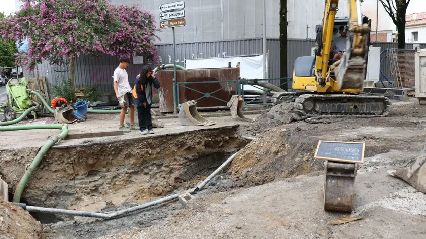 Gli scavi in viale Battisti a Treviso per il cantiere Ats
