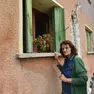 Giuliana Pradal di Arfanta di Tarzo, davanti alla sua abitazione svaligiata dai ladri dopo che la pensionata era stata pedinata. E' una delle vittime dei truffatori