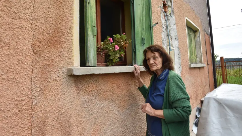 Giuliana Pradal di Arfanta di Tarzo, davanti alla sua abitazione svaligiata dai ladri dopo che la pensionata era stata pedinata. E' una delle vittime dei truffatori