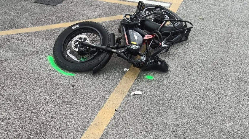La bicicletta elettrica dell'operaio ferito