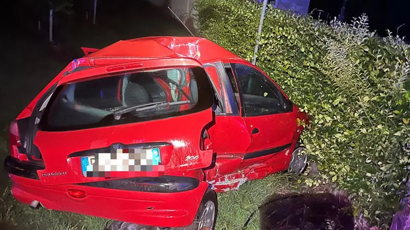 L'auto distrutta dopo l'incidente