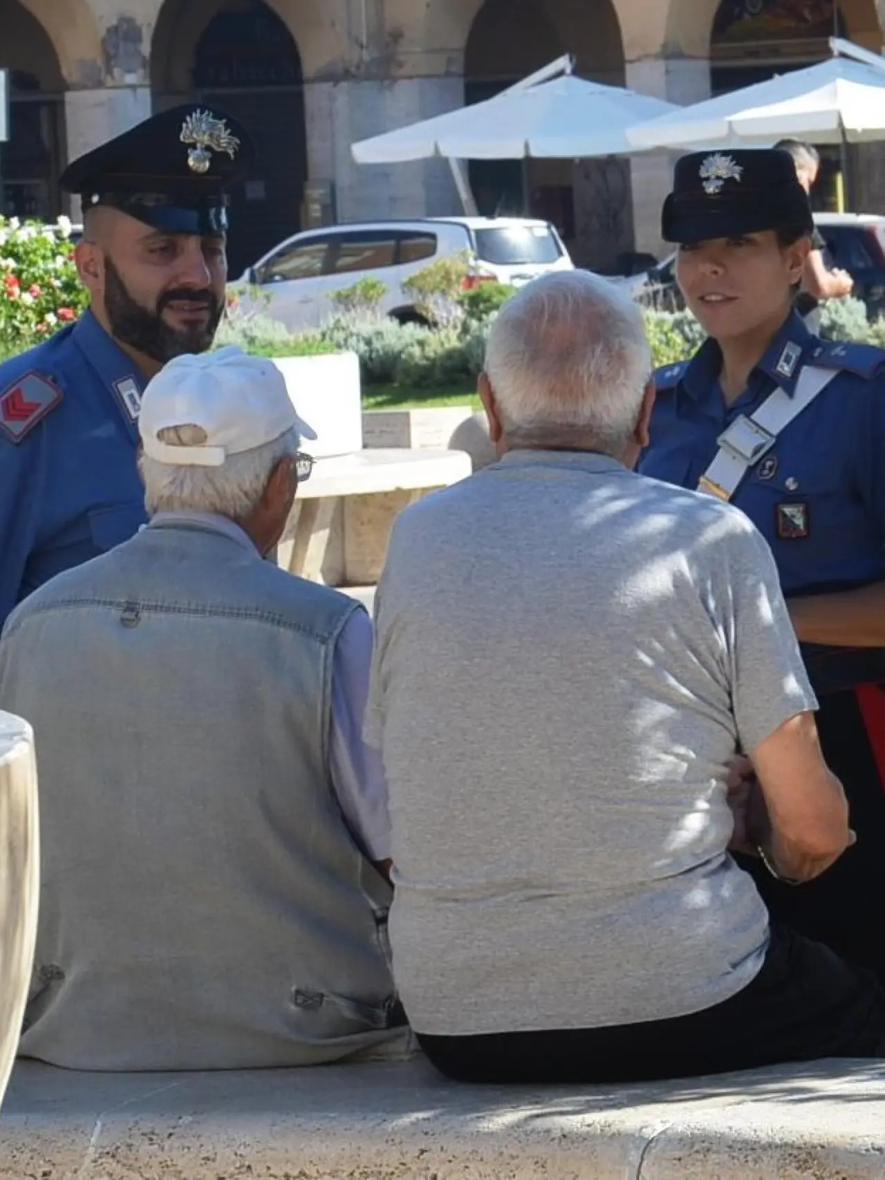 Truffe agli anziani nel Nord Est: dagli abbracci-scippo alle voci clonate con l’AI