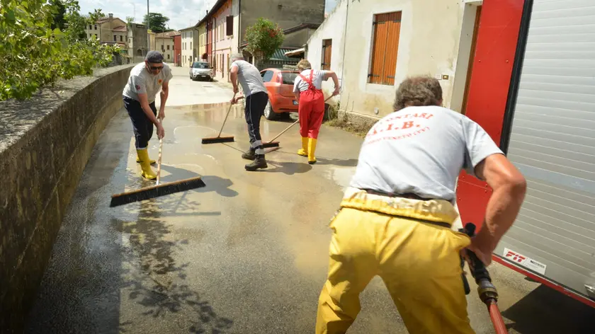 Pulizie dei volontari dopo l’alluvione a Cordignano