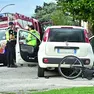 Il dramma nel pomeriggio lungo via Castello: per l’automobilista nulla da fare, illesa la ciclista