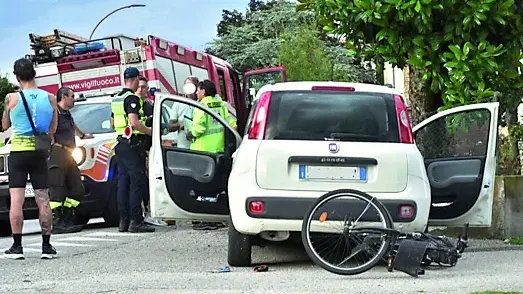 Il dramma nel pomeriggio lungo via Castello: per l’automobilista nulla da fare, illesa la ciclista