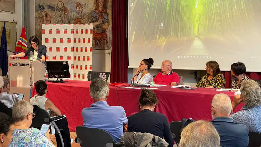 Sara Pasqualin sul palco dell’assemblea della Cgil